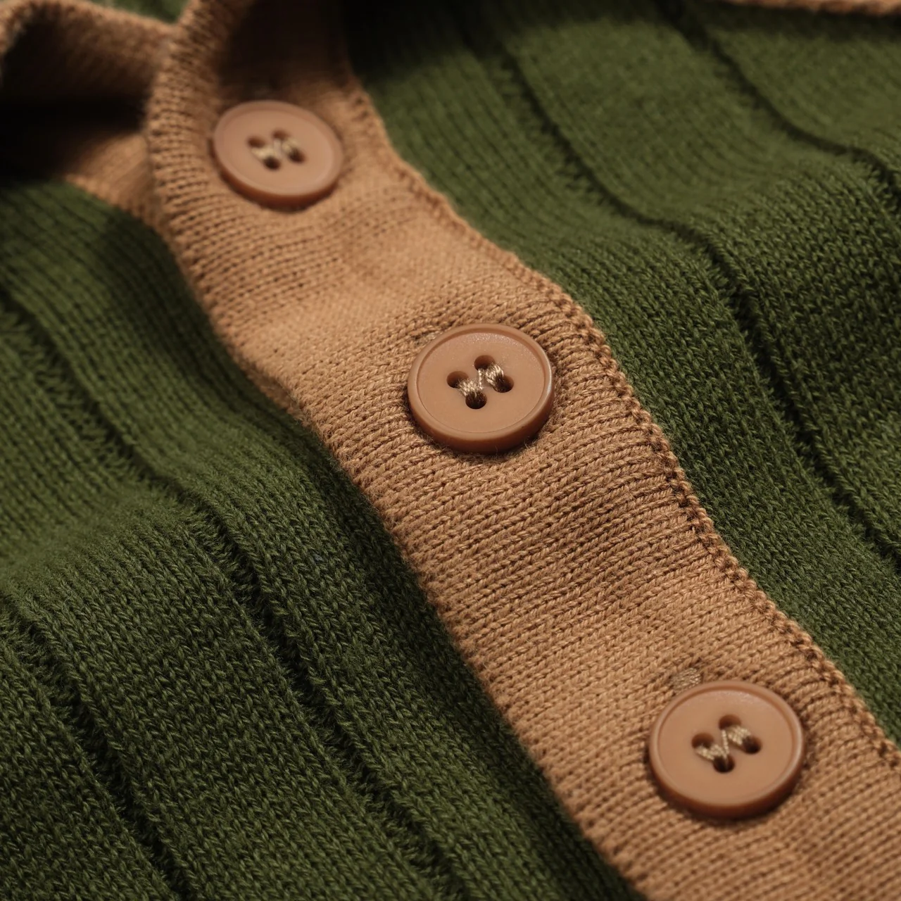 Men's green vintage pothole knit V-neck polo shirt - Image 5