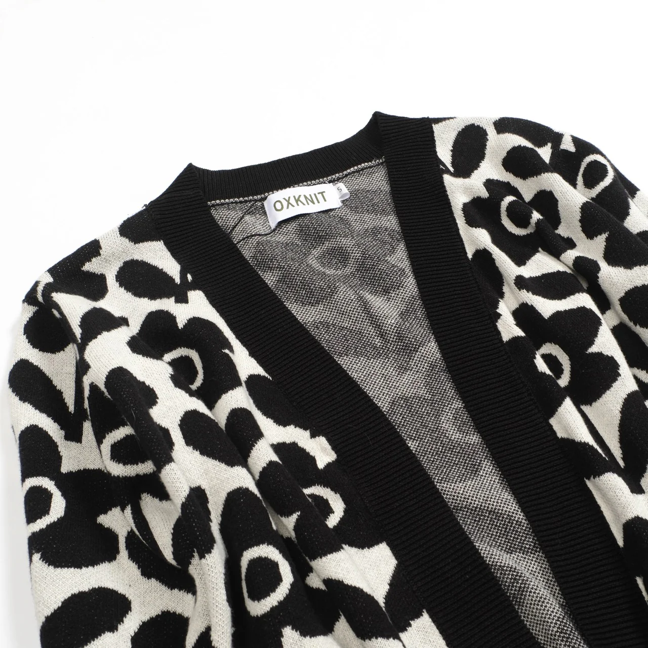 Women's black floral jacquard five-sleeve cardigan - Image 10