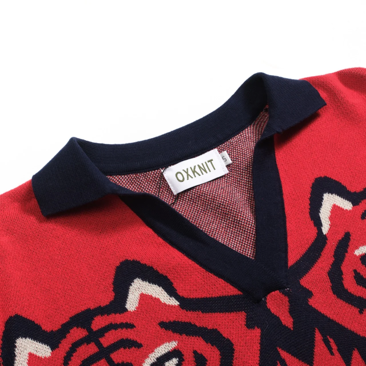 Women's red art jacquard knit V-neck polo shirt - Image 4