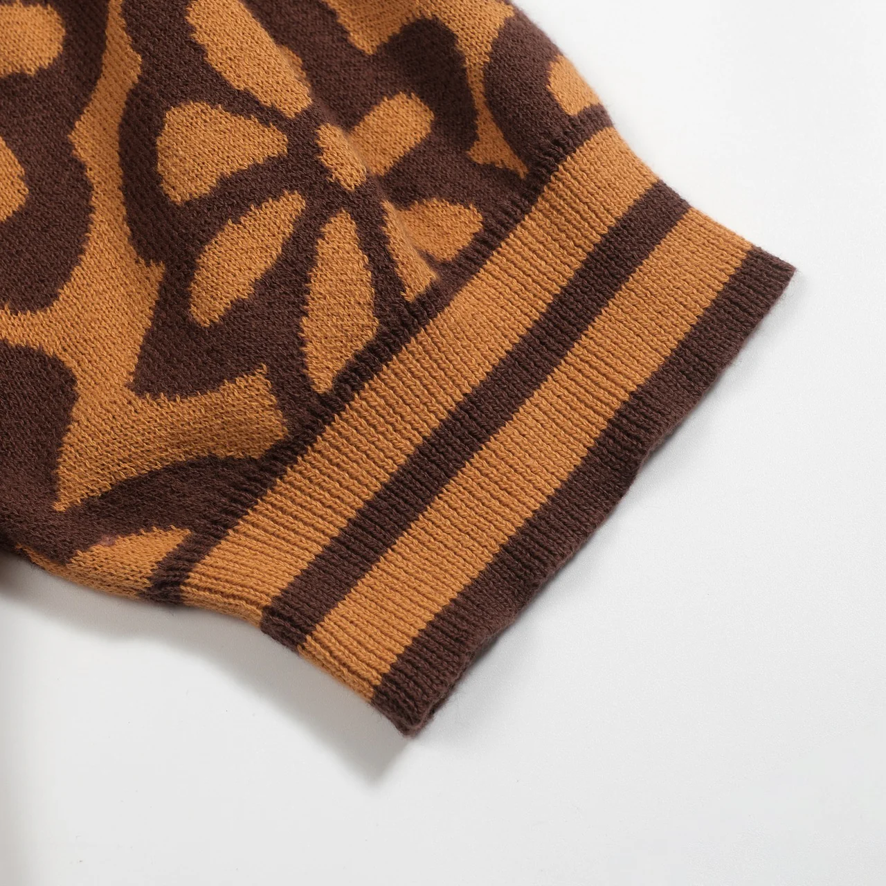 Women's vintage brown jacquard bubble sleeve polo - Image 6